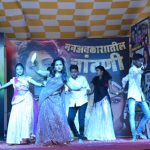 आकुर्डी काळभोर नगर मधील श्री हनुमान मित्र मंडळाने सिनेतारका श्री देवी यांच्या गाजलेल्या गीतांवरील नृत्यांचा जिवंत देखावा सादर करून  आदरांजली वाहिली आहे