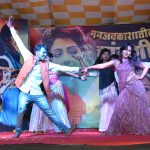 आकुर्डी काळभोर नगर मधील श्री हनुमान मित्र मंडळाने सिनेतारका श्री देवी यांच्या गाजलेल्या गीतांवरील नृत्यांचा जिवंत देखावा सादर करून  आदरांजली वाहिली आहे