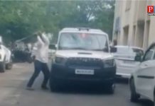 अनुदान न मिळाल्याने शेतकऱ्याने फोडली तहसिलदारांची गाडी