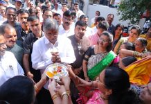 सत्तेच्या शिखरावरून लोकांच्या दारी — चंद्रकांतदादा पाटील यांची झोपडपट्टीतील भावनिक भेट”