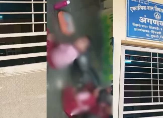 तब्बल 20 लहान मुलांना कुलूप लावून अंगणवाडीत कोंडले