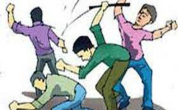 किरकोळ वादातून लाकडी काठीने मारहाण
