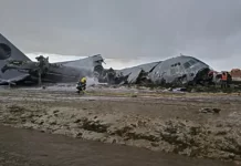 विमान कोसळून १५ जणांचा मृत्यू