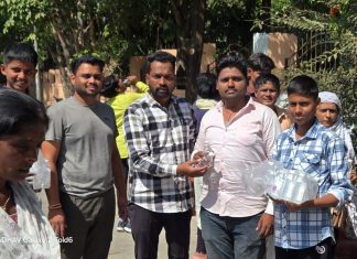 मारुती जाधव युथ फाऊंडेशनच्या वतीने गॅस ग्राहक रांगेमधील सर्व नागरिकांना पाण्याच्या बॉटल देऊन समाजसेवेचाआदर्श