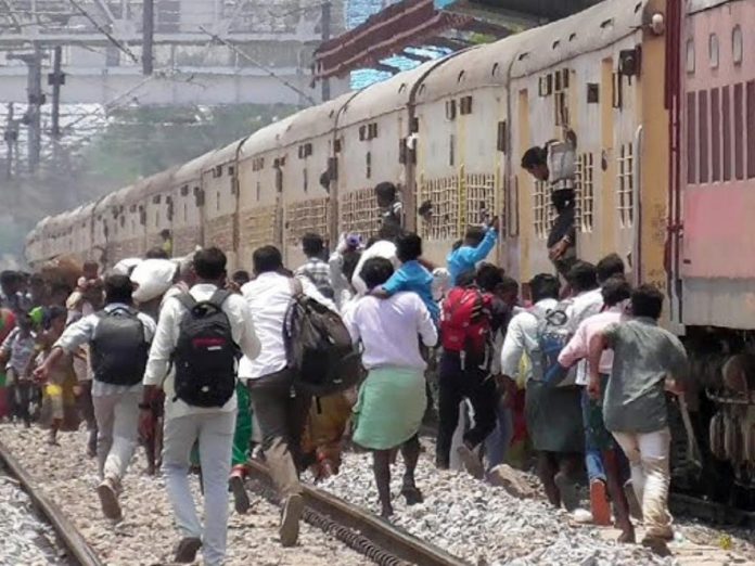 crowd-of-passengers-in-train_2026031668044