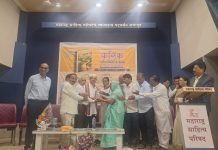 महाराष्ट्र साहित्य परिषदेचे अध्यक्ष योगेश सोमण यांचा दिलासा साहित्य संस्थेच्या वतीने सन्मान